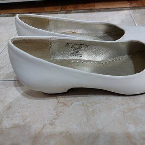 Basic Editions White Shoes Small Heel Size 5 1/2 W